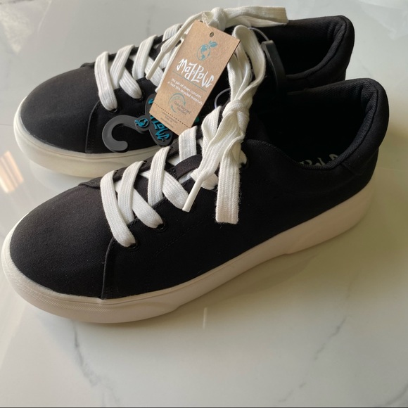 🖤5/$20 NWT Mad Love Black & White Sneakers - Picture 13 of 13